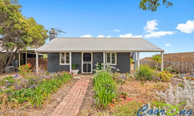 Bonney House | Scenic Hyde Cottage with Lake View and Family Amenities