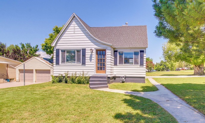 Hyde Park House | Hyde Park Retreat with Fire Pit & Nearby Hiking Trails