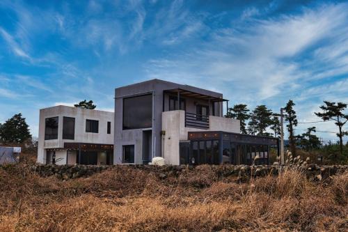 Hallim House | Relax at Hyeopjae Claire de lune: 4-Star Retreat with Pool