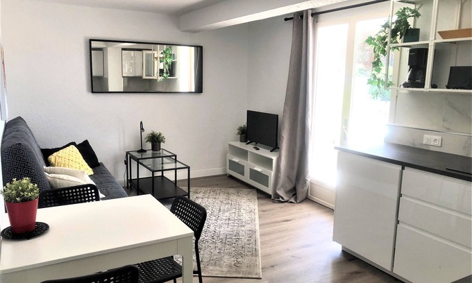 Toulon - Hyeres Apartment | Hyères-Plage F2 Villa: 10/10 Rated, Steps from the Beach