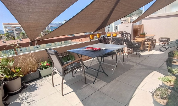 Hyeres City Centre Apartment | Hyères Super Appart: Relax with Spa & Private Terrace