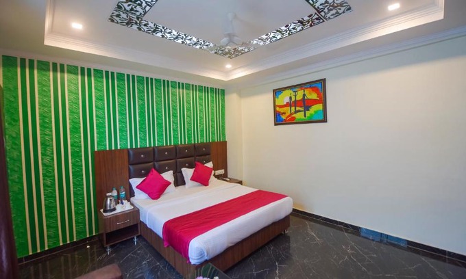 Gomti Nagar Hotel | Budget-Friendly Stay at Hyfa Continental with Breakfast & More