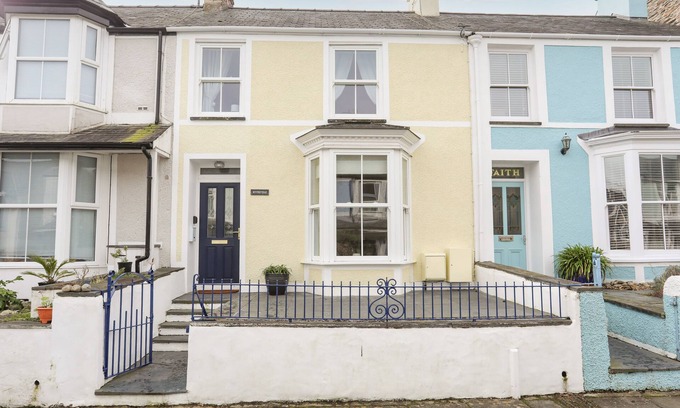 Borth-y-Gest Cottage | Hyfrydle: Family-Friendly Oceanfront Cottage in Borth-Y-Gest