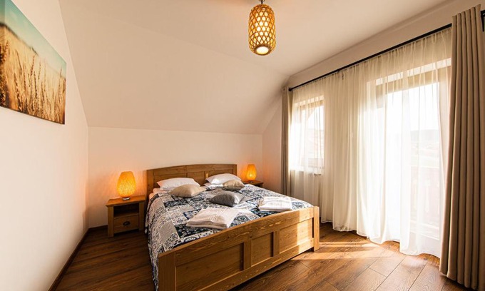 Praid Bed & Breakfast | Cozy Hygge Praid: Oceanfront Bliss with Pool & Hot Tub