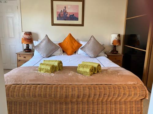 Street House | Cozy Hygge Somerset: Family-Friendly with Pool & Kitchen