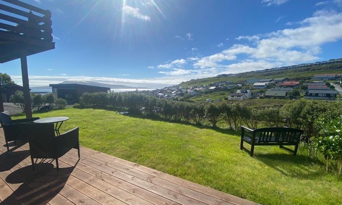 Torshavn Apartment | Cozy Apartment by the River with Scenic Views and Hot Tub