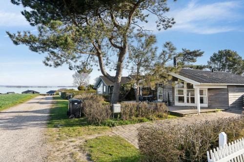Bøjden House | Hyggeligt Sommerhus Med Havudsigt