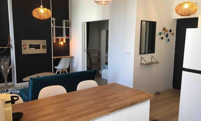 La Villette Apartment | Prime Location Near Old Port - Family-Friendly Hotel!