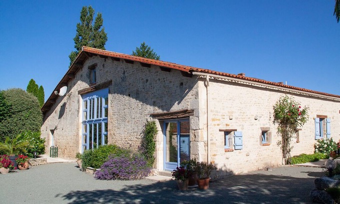 Corpe Cottage | Hyper-Gite: Expansive Barn Retreat with Pool & Pet Friendly