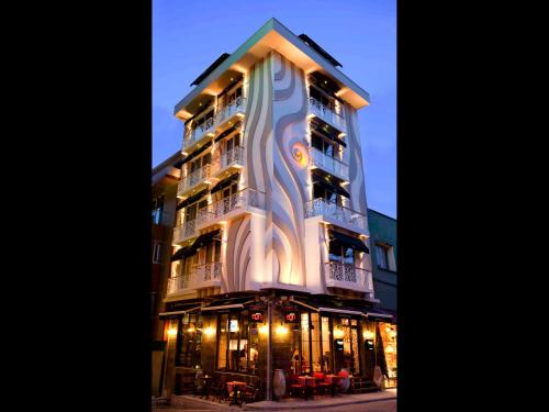 Cagaloglu Hotel | Stylish Hypnos Design House: Family-Friendly with Dining
