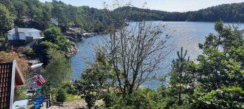Kvase House | Scenic Hytte ved sjøen: Family and Pet Friendly Escape