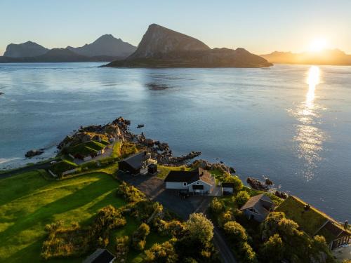 Flakstad House | Seaside Retreat: 4-Star Family-Friendly Haven