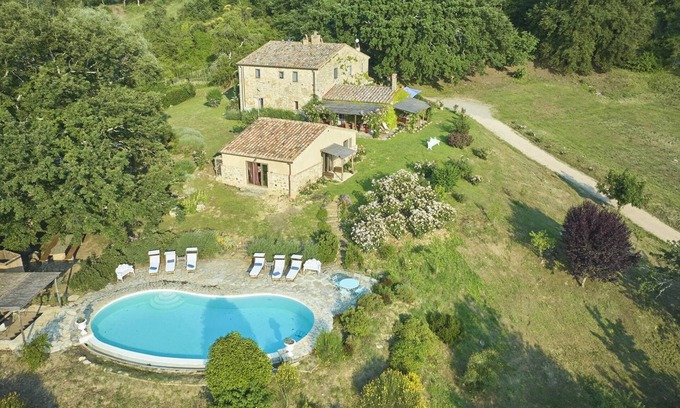 San Casciano dei Bagni House | Explore I Caprioli and La Ginestrella in Scenic Tuscany