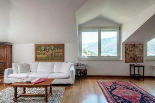 Como Apartment | Idyllic Lake View Penthouse with Hot Tub & Pet-Friendly Perks