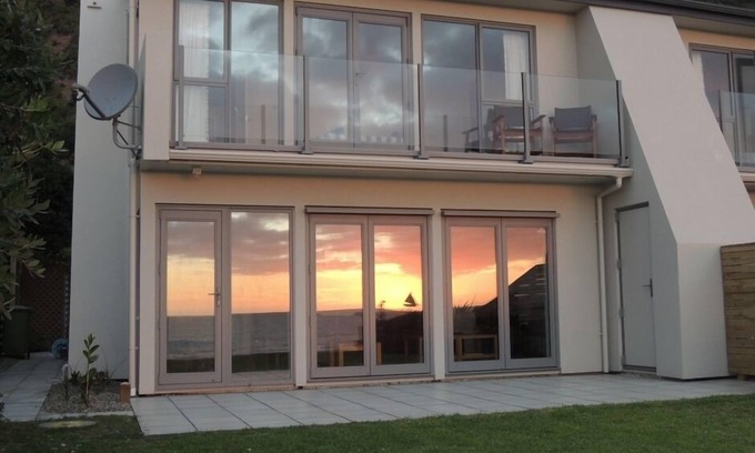 Paekakariki House | Ocean View 3 Bedroom Getaway with Pool and Breakfast