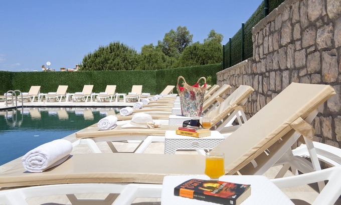 Seferihisar Apartment | Family-Friendly İndag Apart with Pool & Kitchen Amenities
