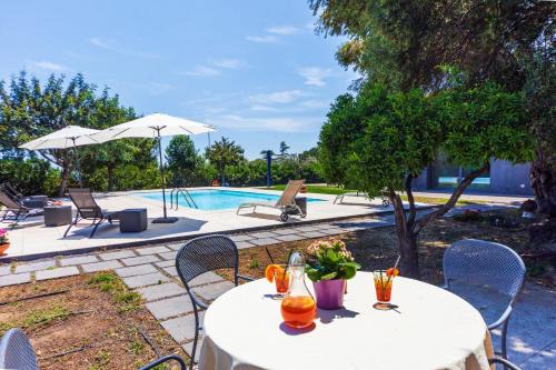 Picanello-Ognina-Barriera-Canalicchio House | Oceanfront I Pittaneri: Pet-Friendly Retreat with Pool