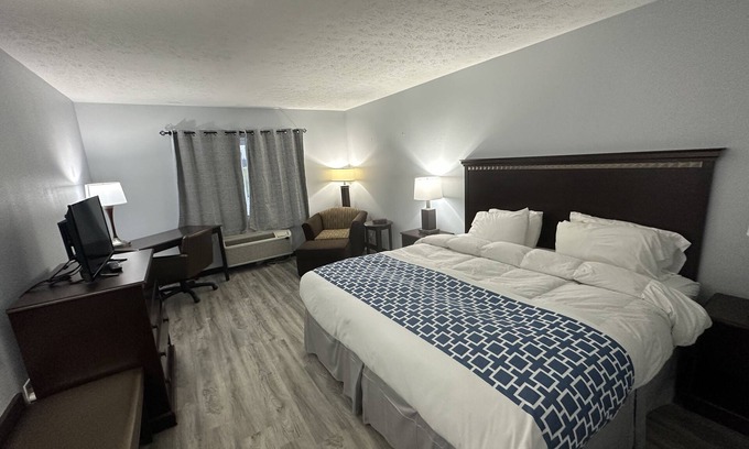 Scottsburg Hotel | Explore I65 Studio Suites: Family-Friendly with Pool & Spa