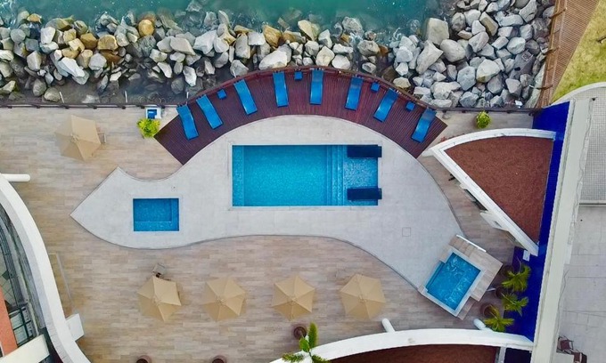Mucuripe Hotel | Ideally Located Iate Plaza Hotel with Ocean Views & Pool