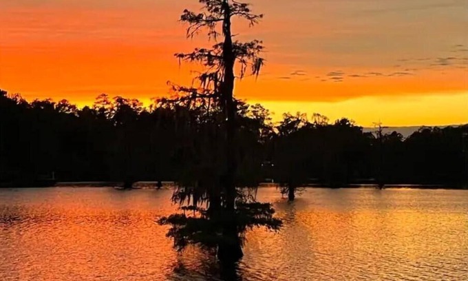 Verda House | Relax at Iatt Lake Cabins with Hot Tub & Kayak Adventures
