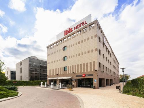 Alcala de Henares Hotel | Pet-Friendly Ibis Alcala de Henares: Family Comfort Awaits