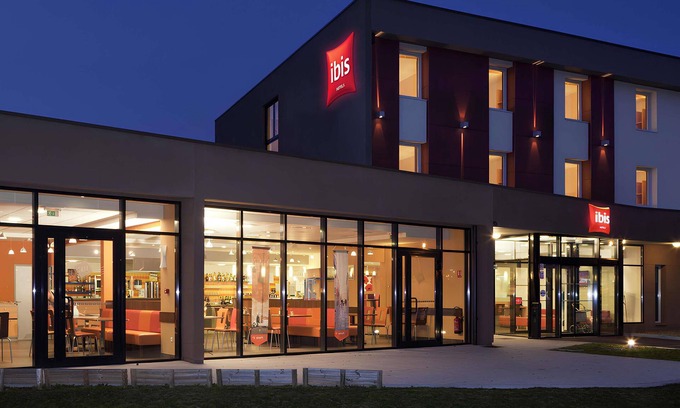 Beauvais Hotel | Welcoming ibis Beauvais Aeroport with Breakfast & Dining Options