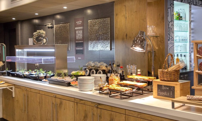 Brignoles Hotel | Inviting ibis Brignoles: Pool, Spa & Family-Friendly Stay