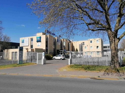 Antony Hotel | Budget-Friendly ibis budget Antony Massy - Pet Friendly Stay
