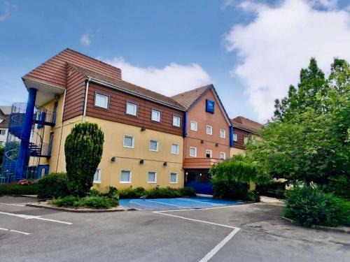 Beaune Hotel | Explore ibis Budget Beaune: Pet-Friendly & Family Amenities