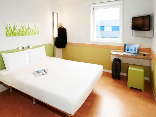 Sant Andreu de la Barca Hotel | Budget-Friendly Ibis Budget Barcelona with Family Amenities