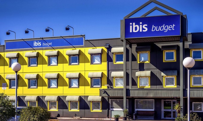 Fawkner Hotel | Budget-Friendly ibis Budget Fawkner with Breakfast & Kitchen