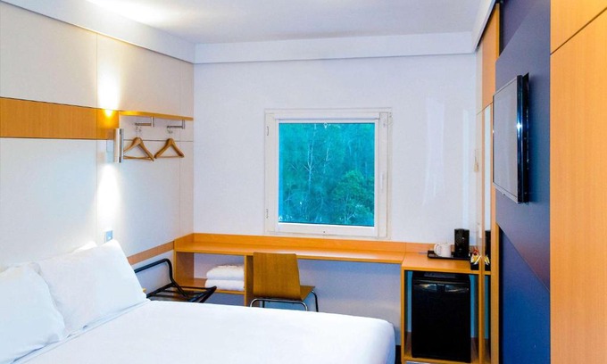 West Gosford Hotel | Budget-Friendly Stay at ibis Budget - Gosford with Hot Tub