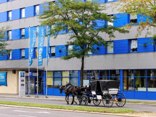 Erdberg Hotel | Budget-Friendly Ibis Wien Sankt Marx with Pet & Child Amenities