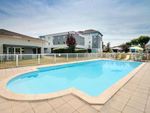 Cahors Hotel | Relax at ibis Cahors with Pool and Ocean Views