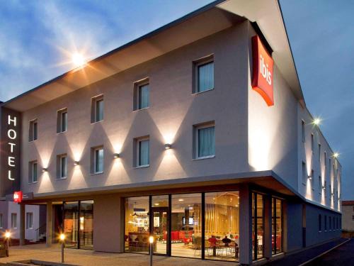 Riom Hotel | Pet-Friendly ibis Clermont Ferrand Nord Riom with Breakfast