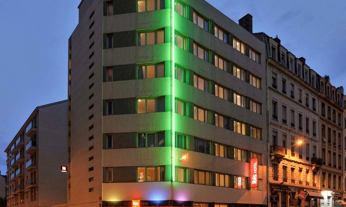 Saint Michel - Mairie Hotel | Comfortable Ibis Lyon Centre with Spa and Breakfast Included