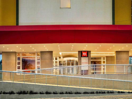 Macae Hotel | Pet-Friendly ibis Macae with Pool and Restaurant Access