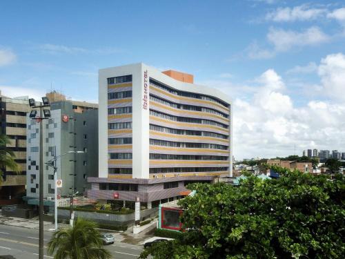 Pajucara Hotel | Pet-Friendly ibis Maceio Pajuçara with Oceanfront Pool