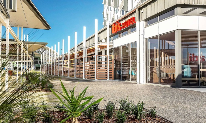 South Mackay Hotel | Inviting ibis Mackay: Top-Rated Hotel with Pool & Dining