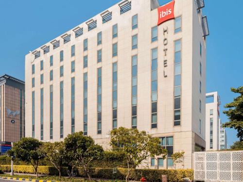 Aerocity Hotel | Pet-Friendly ibis New Delhi Aerocity with Pool & Dining