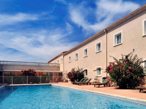 Orange Hotel | Pet-Friendly ibis Orange Sud with Pool and Ocean View