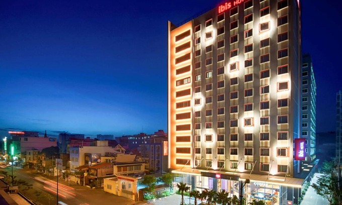 Tan Binh Hotel | Discover Ibis Saigon Airport: Poolside Retreat with Ocean Views