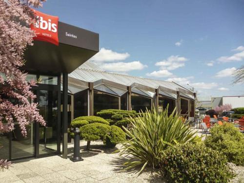 Saintes Hotel | Pet-Friendly Ibis Saintes: Family-Friendly Getaway Awaits