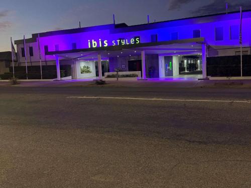 Broken Hill Hotel | Enjoy Poolside Comfort at ibis Styles Broken Hill