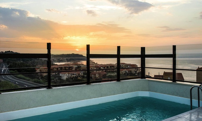 Port-Vendres Hotel | Relaxing ibis Styles Collioure Port Vendres with Pool & Spa