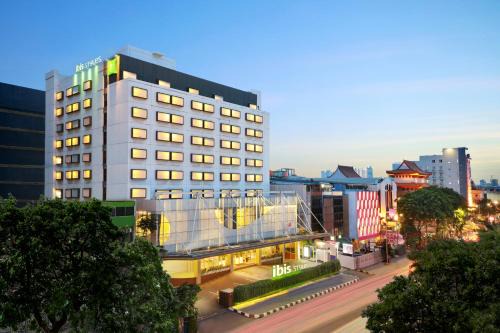 Gambir Hotel | Trendy 4-Star ibis Styles Jakarta Gajah Mada with Pool