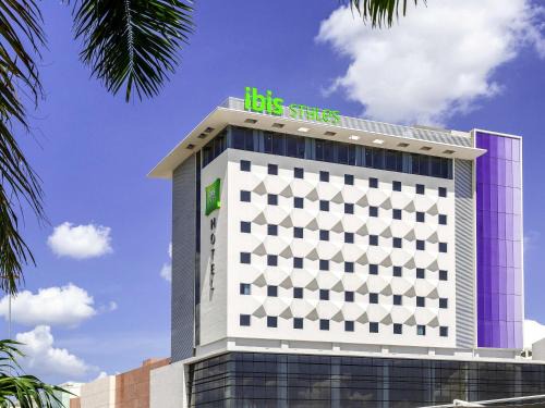 Zona Industrial Hotel | Pet-Friendly Ibis Styles Merida Galerias with Top Amenities