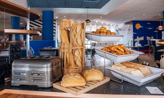 L'Arenas Hotel | Stylish ibis Styles Nice Aéroport with Pool & Spa Access