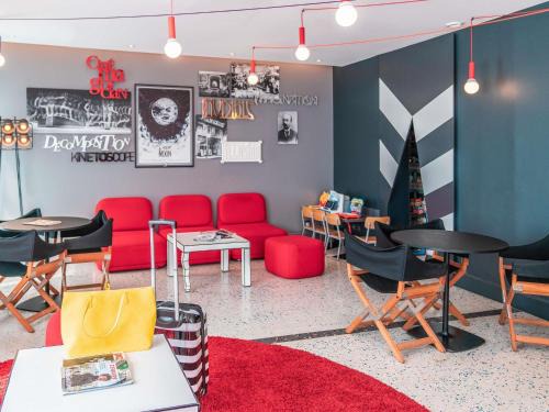 Montreuil Hotel | Stylish ibis Styles Paris Mairie de Montreuil with Great Amenities
