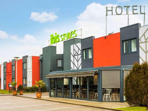 Val-de-Reuil Hotel | Discover ibis Styles Rouen Val De Reuil - Pet Friendly Stay